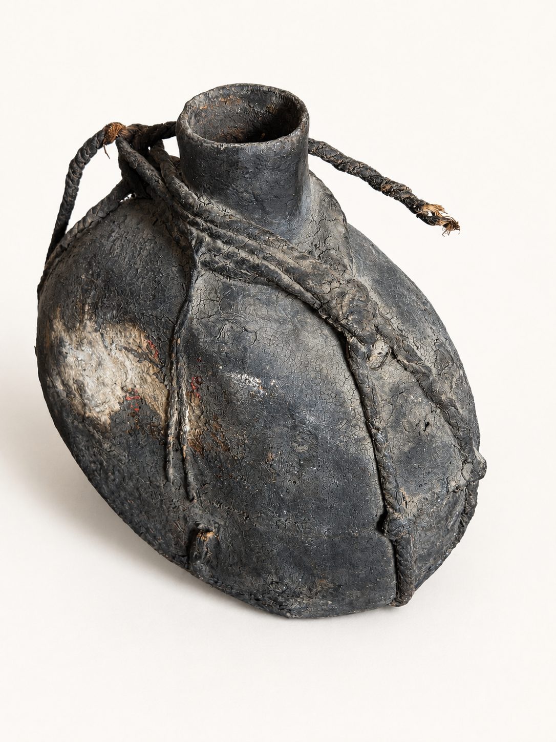 Leather Oil Basket – robuuste leren kruik, detail 2