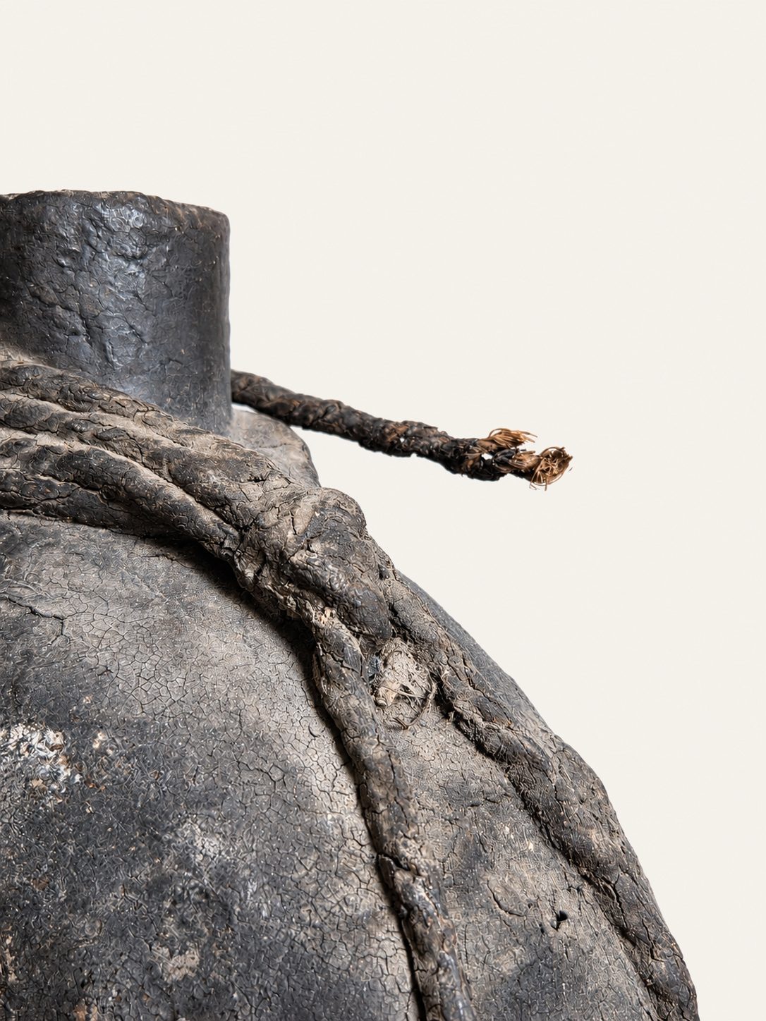 Leather Oil Basket – robuuste leren kruik, detail 3