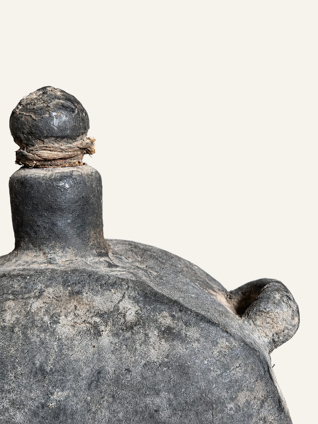 Leather Oil Basket – robuuste leren kruik, detail 3