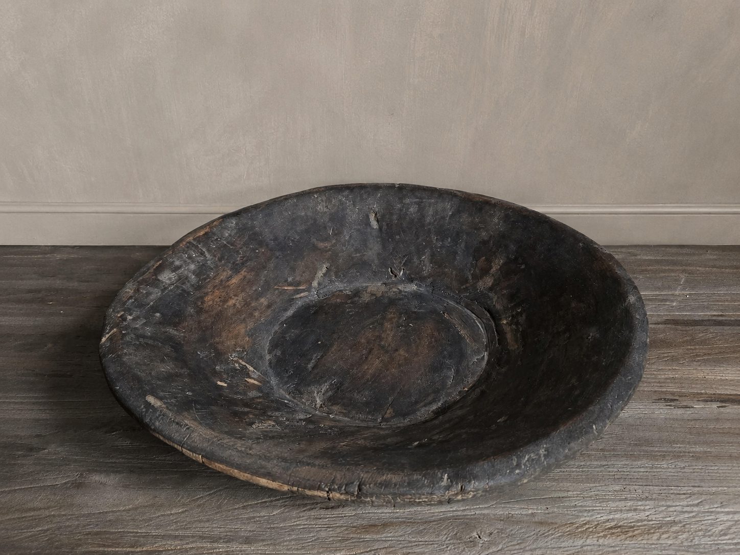 Donkere houten schaal, detail 2