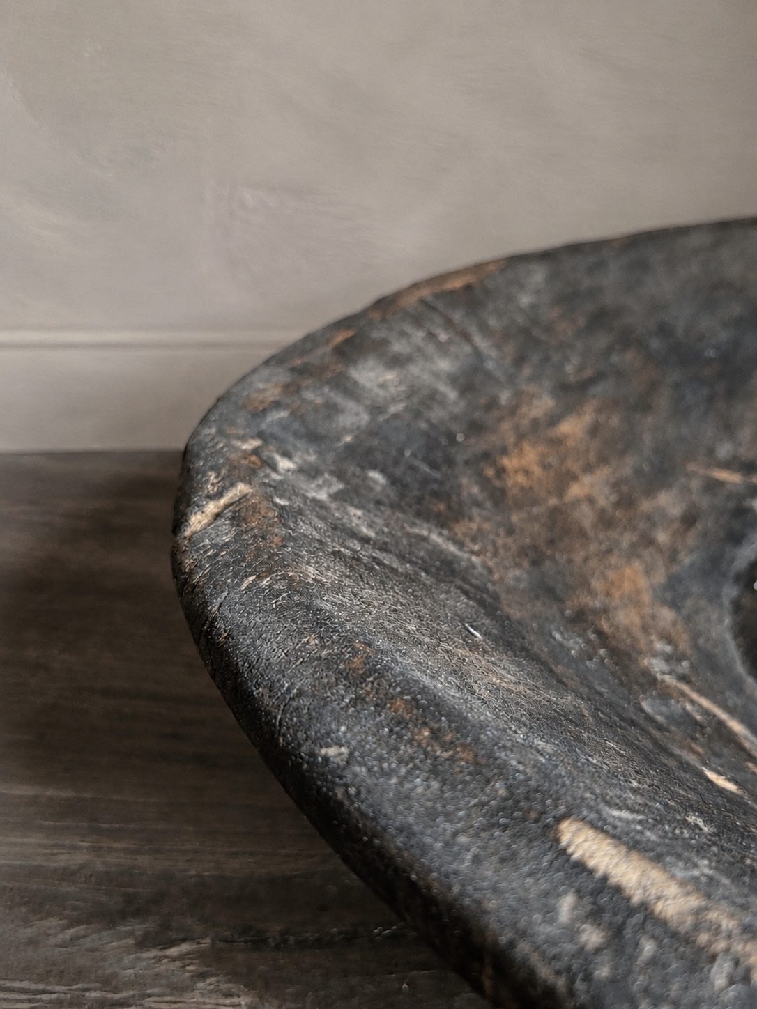 Donkere houten schaal, detail 3