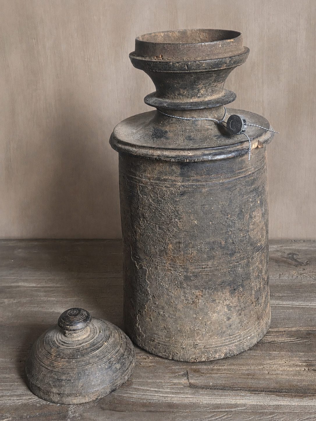 Athentieke pot in oud hout, detail 2