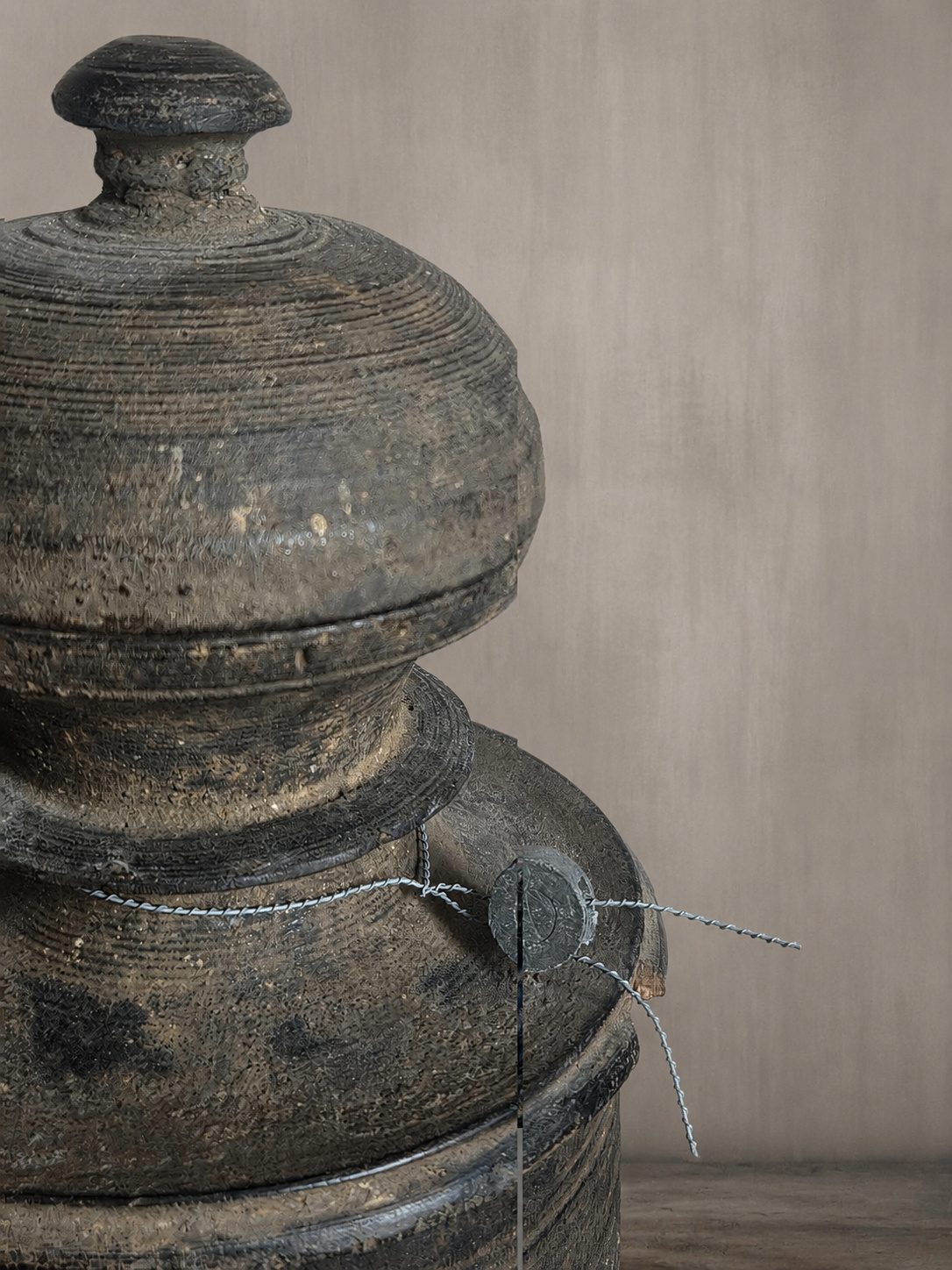 Athentieke pot in oud hout, detail 3