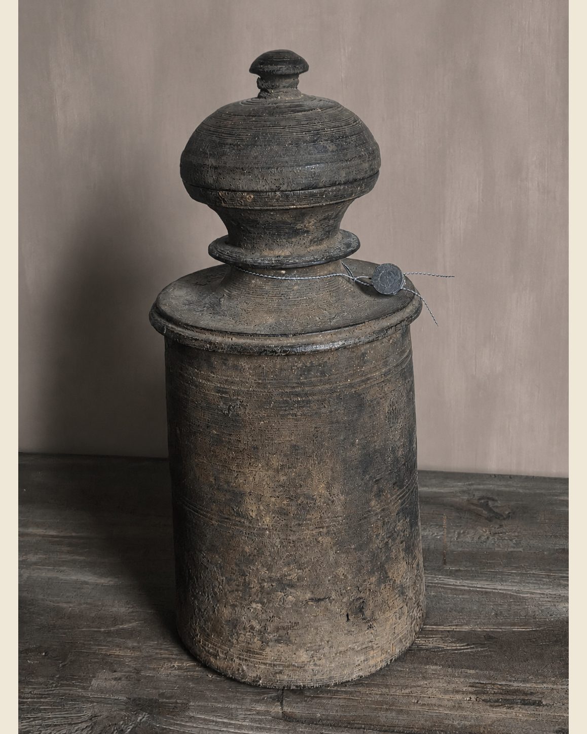 Athentieke pot in oud hout, Aura Peeperkorn, bij Mahieu&Merckx