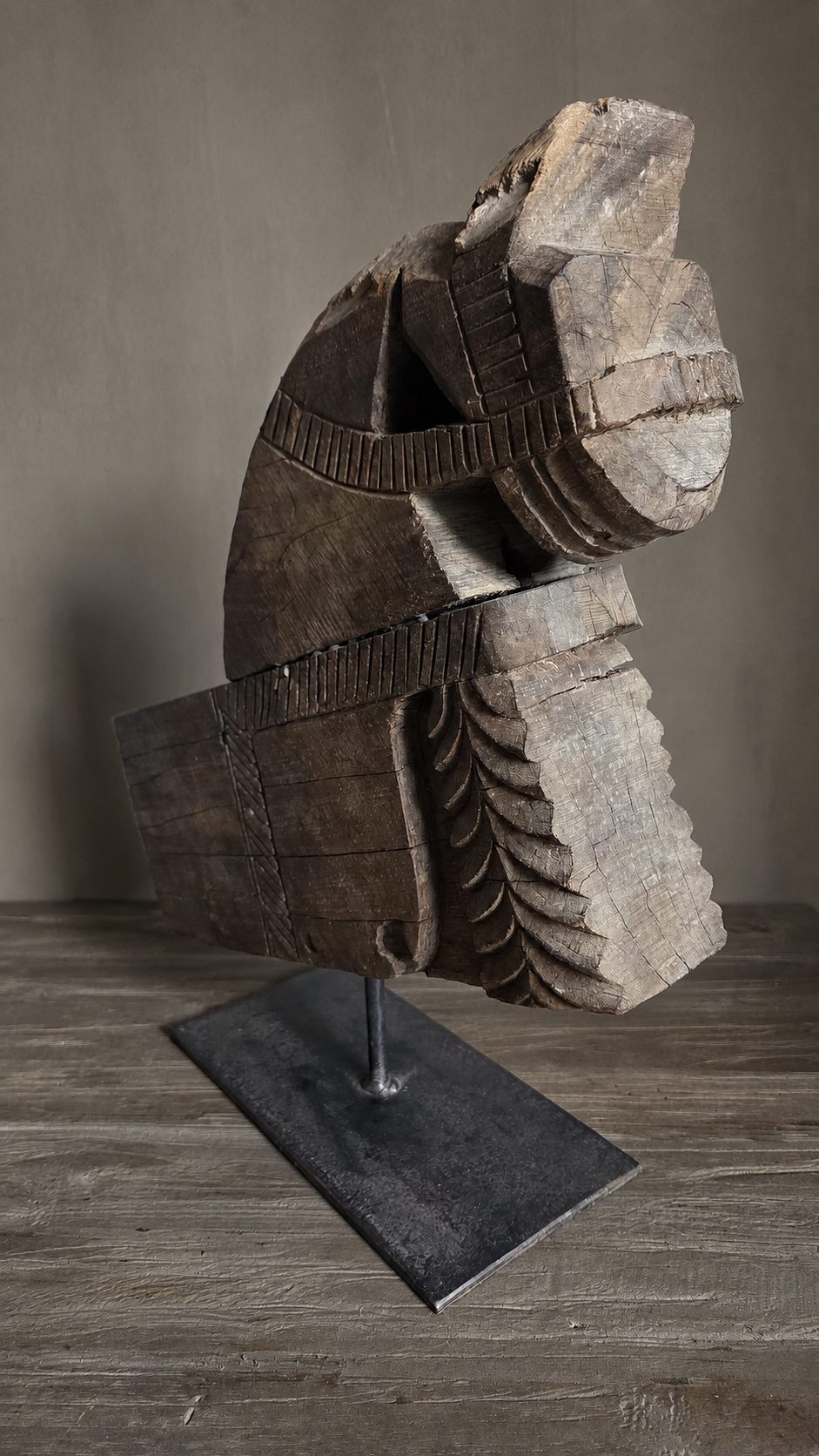 Oud houten paardenornament op standaard, detail 2
