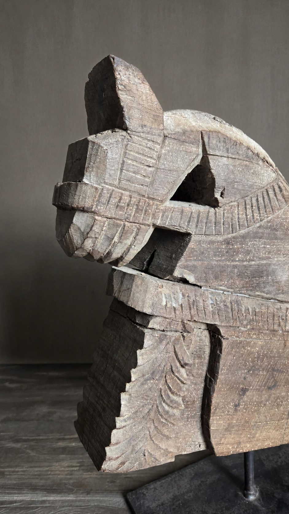 Oud houten paardenornament op standaard, detail 3