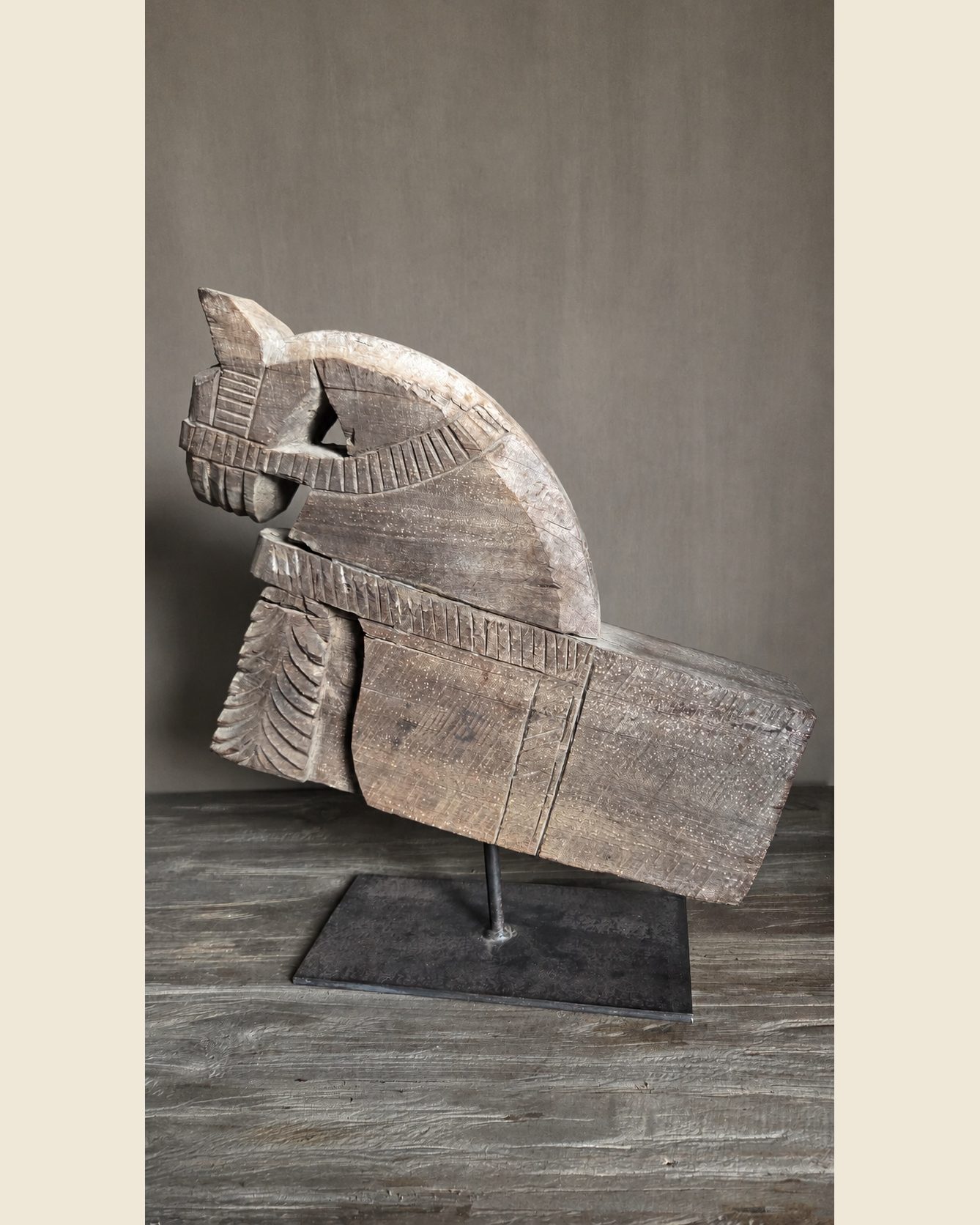 Oud houten paardenornament op standaard, Aura Peeperkorn, bij Mahieu&Merckx
