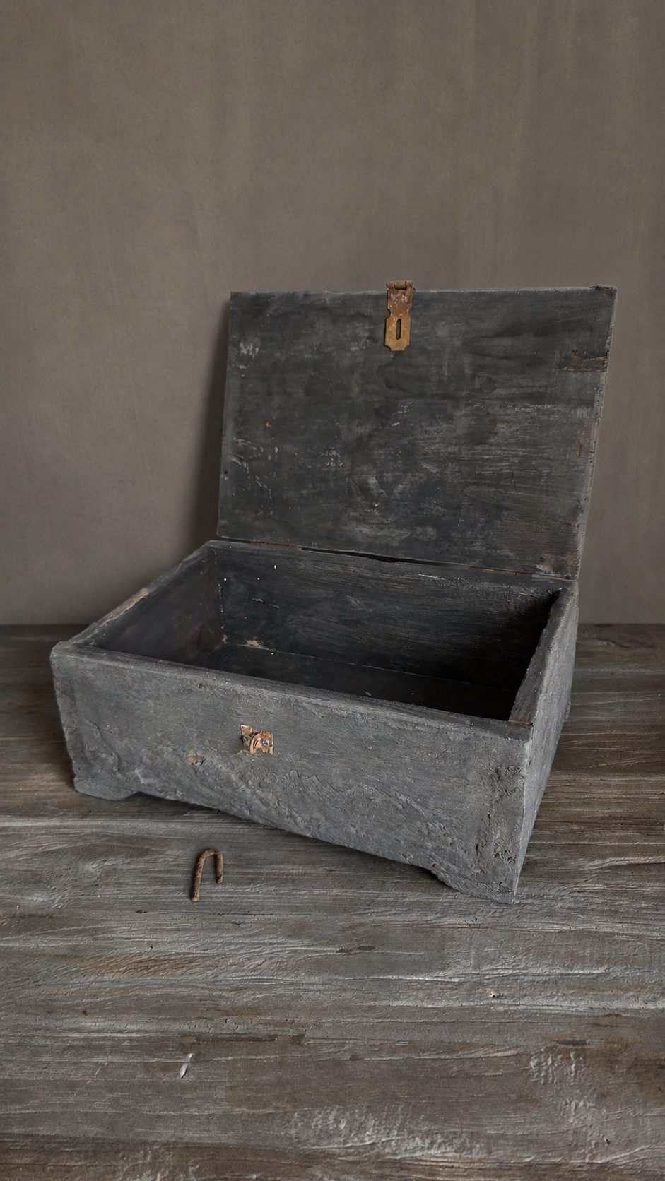 Oude houten opbergkist M, detail 2
