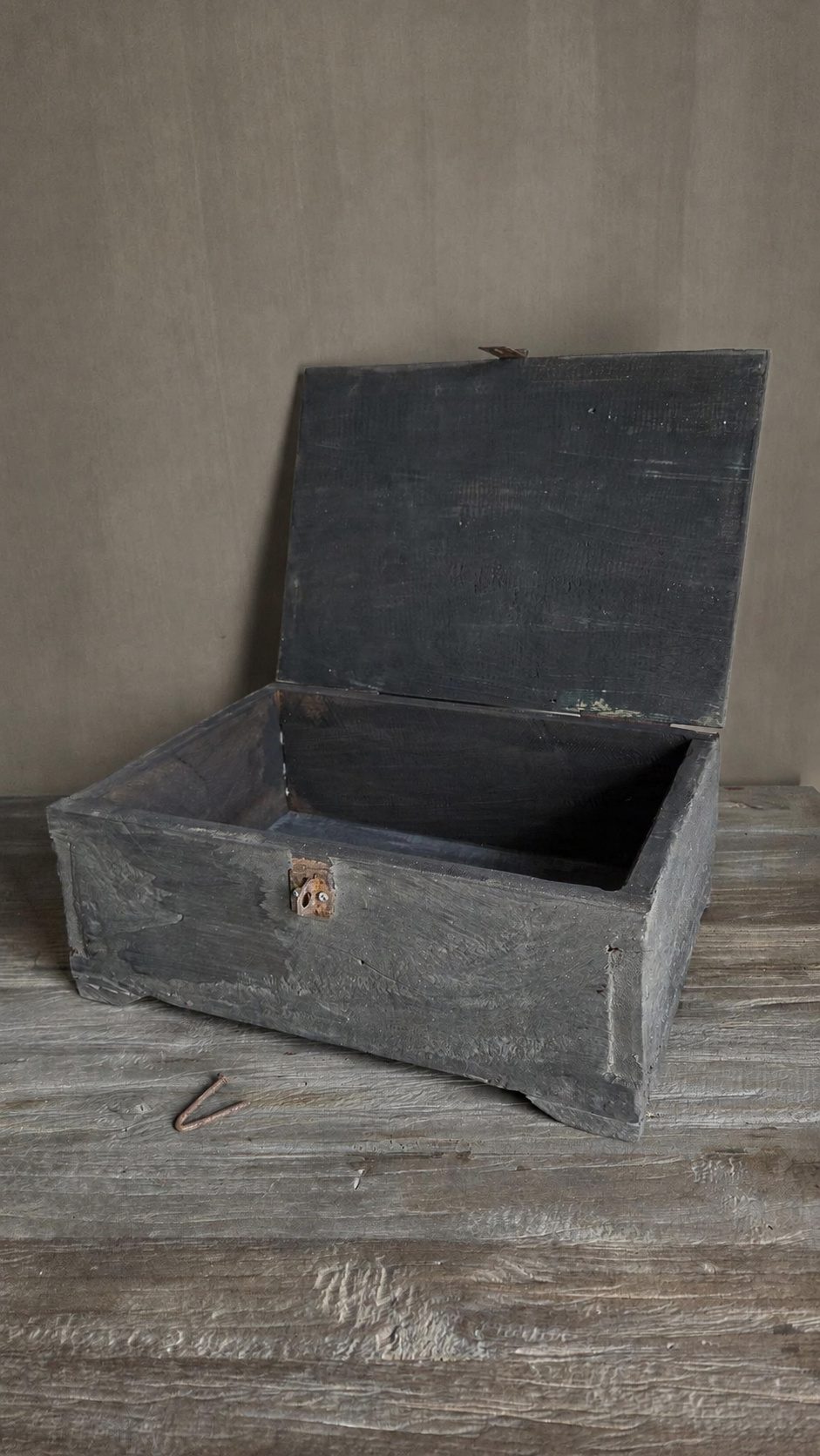 Oude houten opbergkist L, detail 2