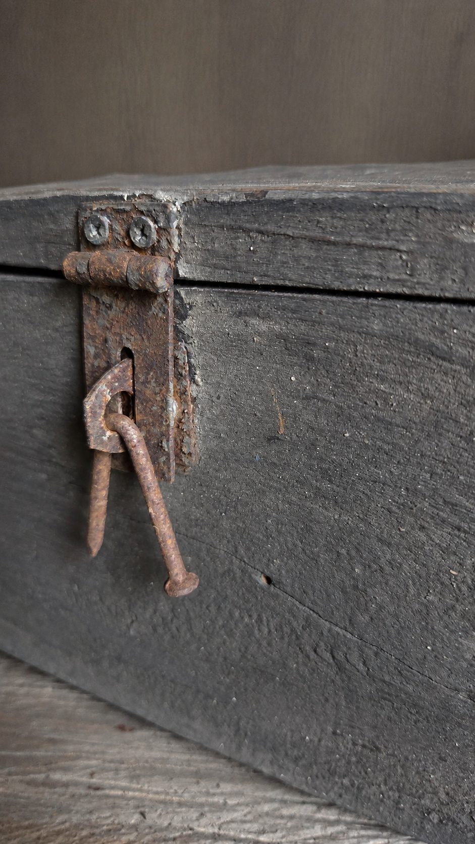 Oude houten opbergkist L, detail 3