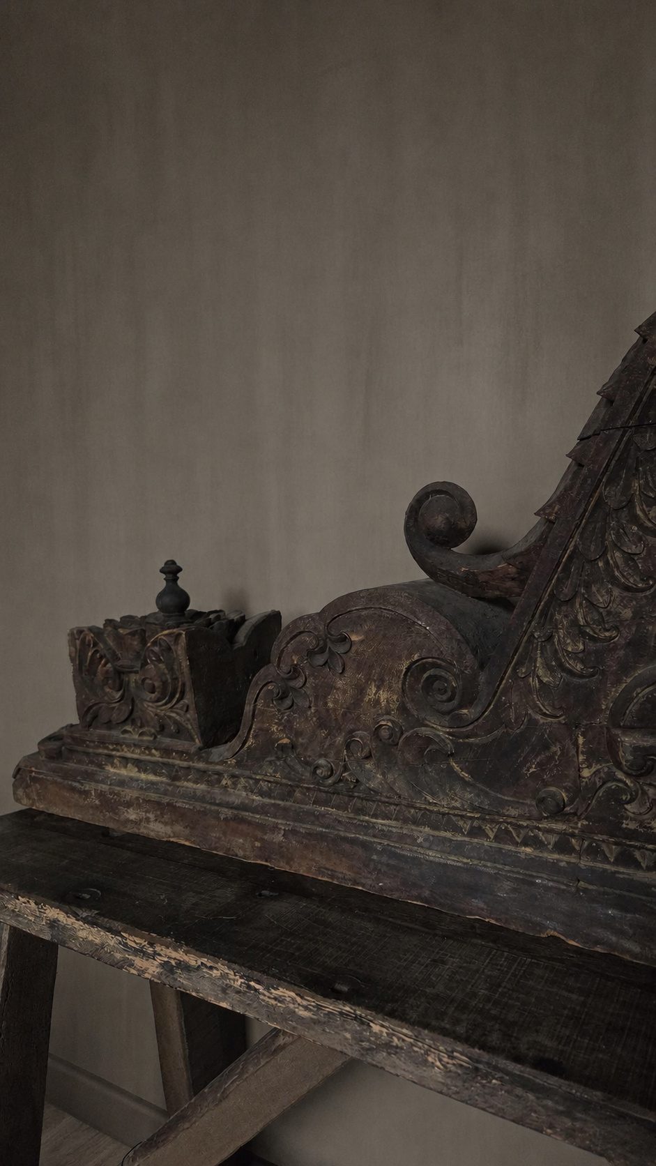 Adembenemend monumentaal houten ornament, detail 2