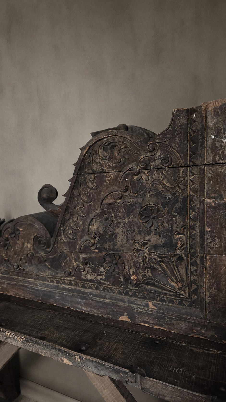 Adembenemend monumentaal houten ornament, detail 3