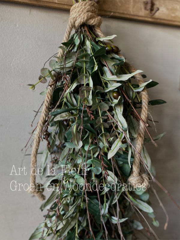Toef met kunst olijf, 2 soorten eucalyptus 80 cm grof gebonden, detail 2