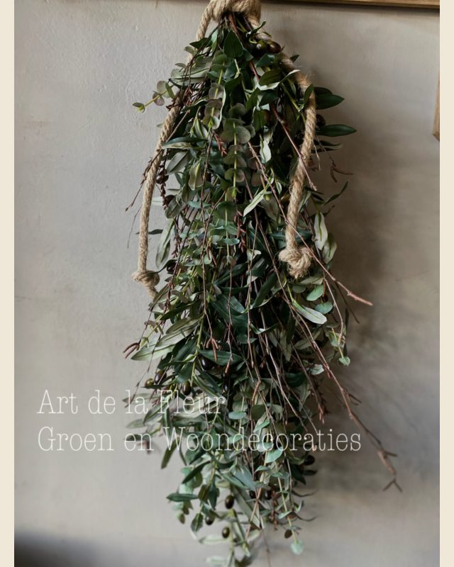 Toef met kunst olijf, 2 soorten eucalyptus 80 cm grof gebonden, Art de la Fleur, bij Mahieu&Merckx