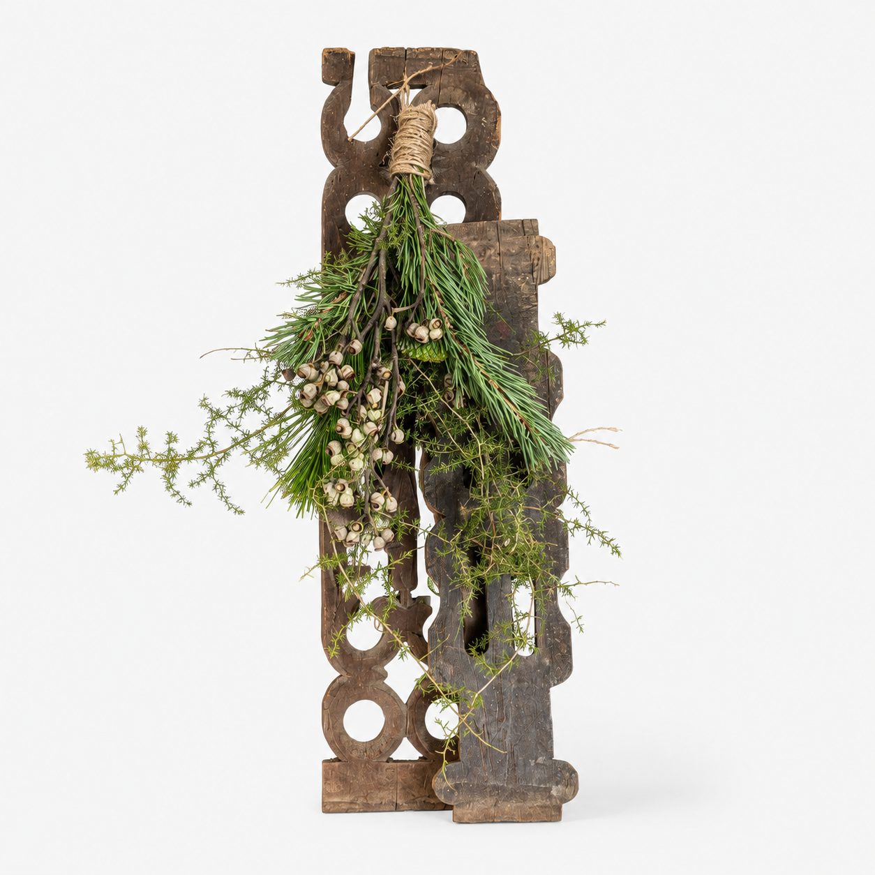 Wandornament, oud houtsnijwerk met toef, Hoffz, bij Mahieu&Merckx