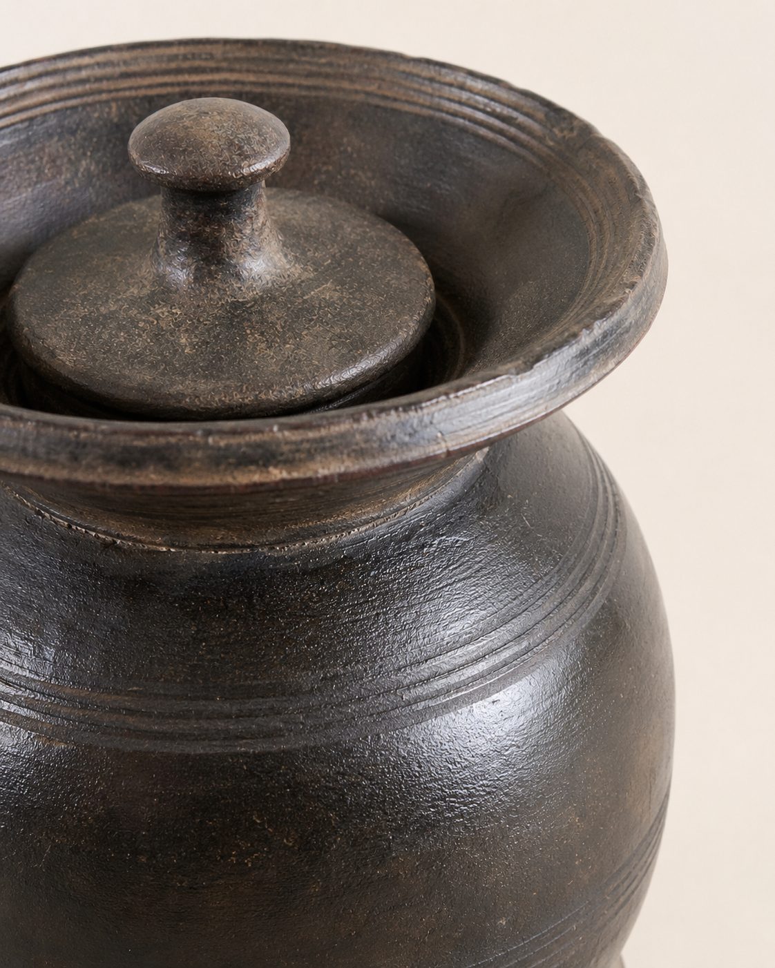 Oude houten pot met deksel, detail 3