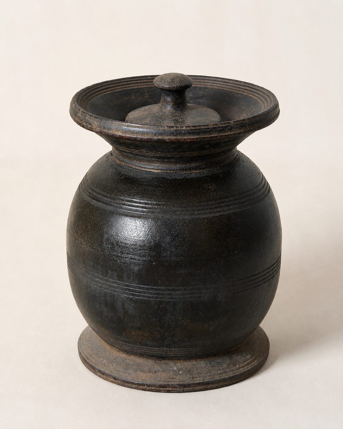 Oude houten pot met deksel, Hoffz, bij Mahieu&Merckx