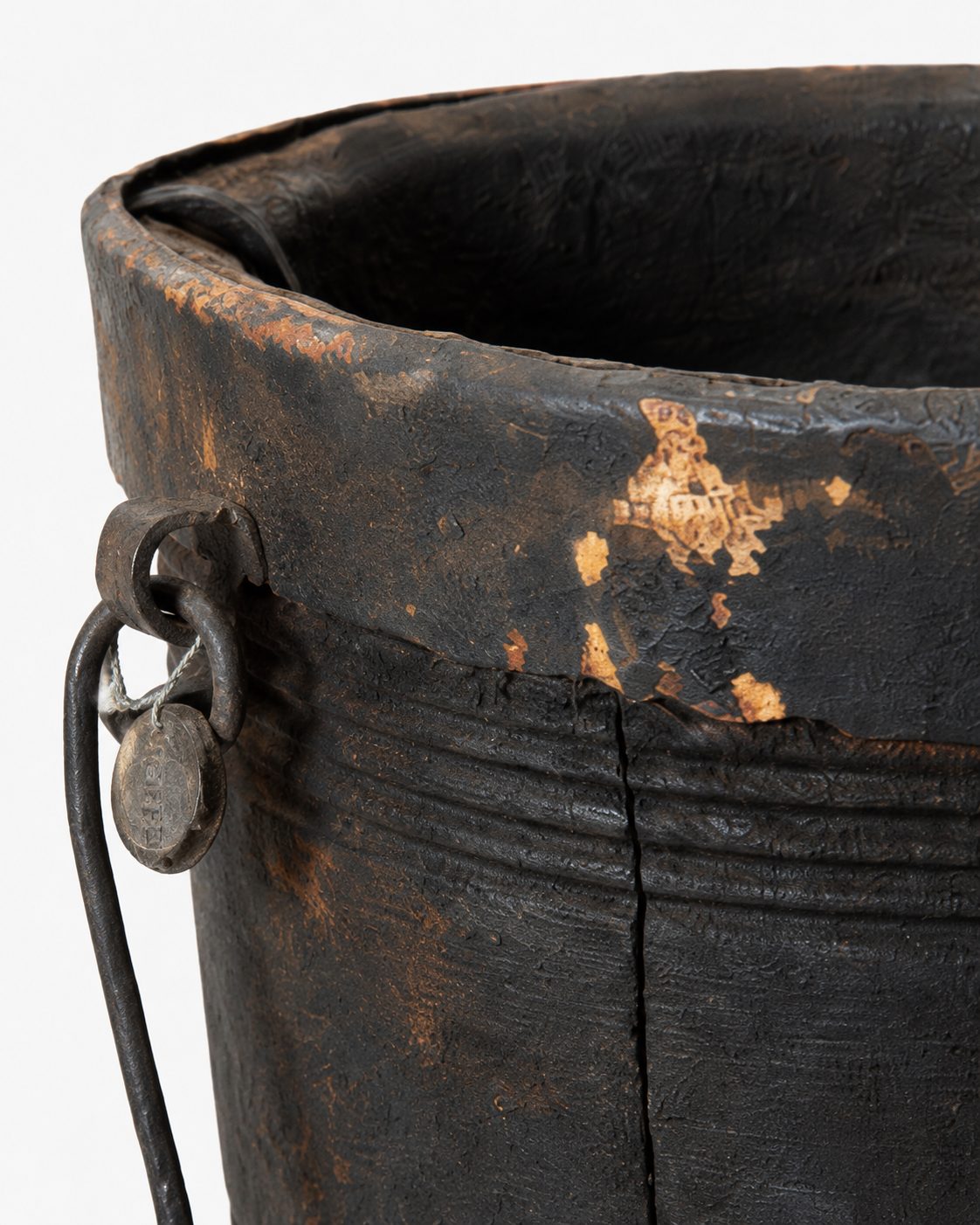 Verweerde houten emmer met hengsel, detail 3