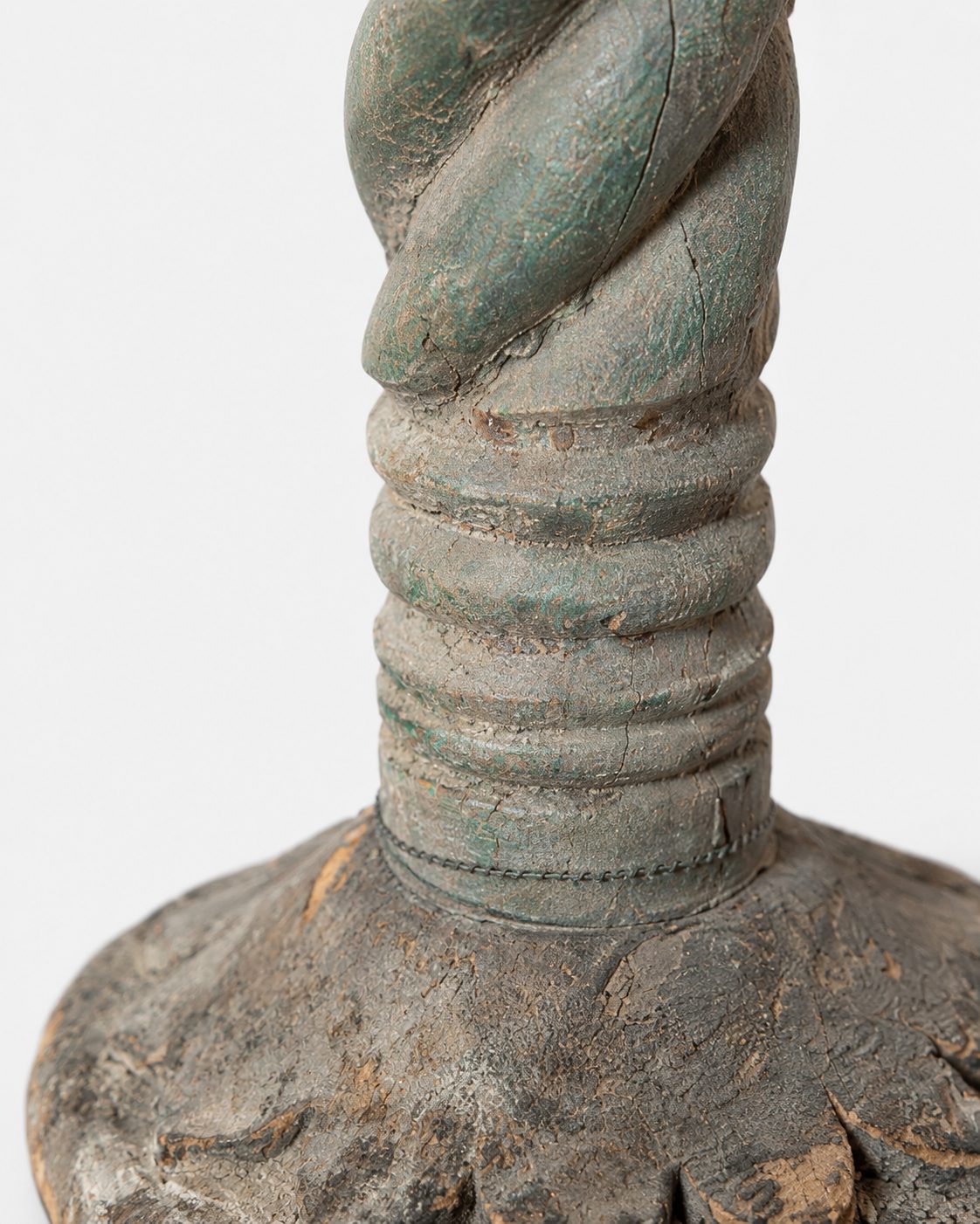Verweerde houten kandelaar met gedraaide stam, detail 3