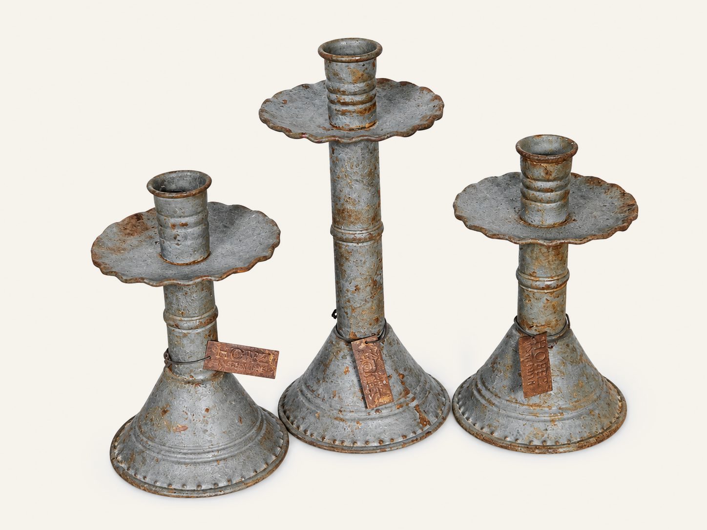 Set van 3 metalen kandelaars met vintage patina, detail 2