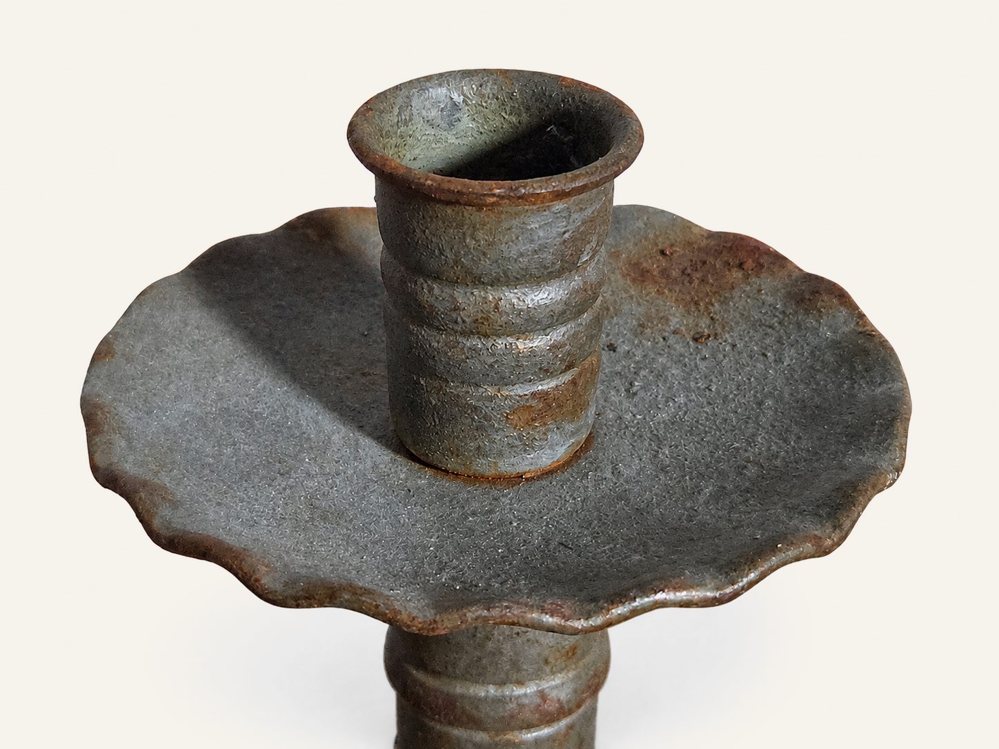 Set van 3 metalen kandelaars met vintage patina, detail 3