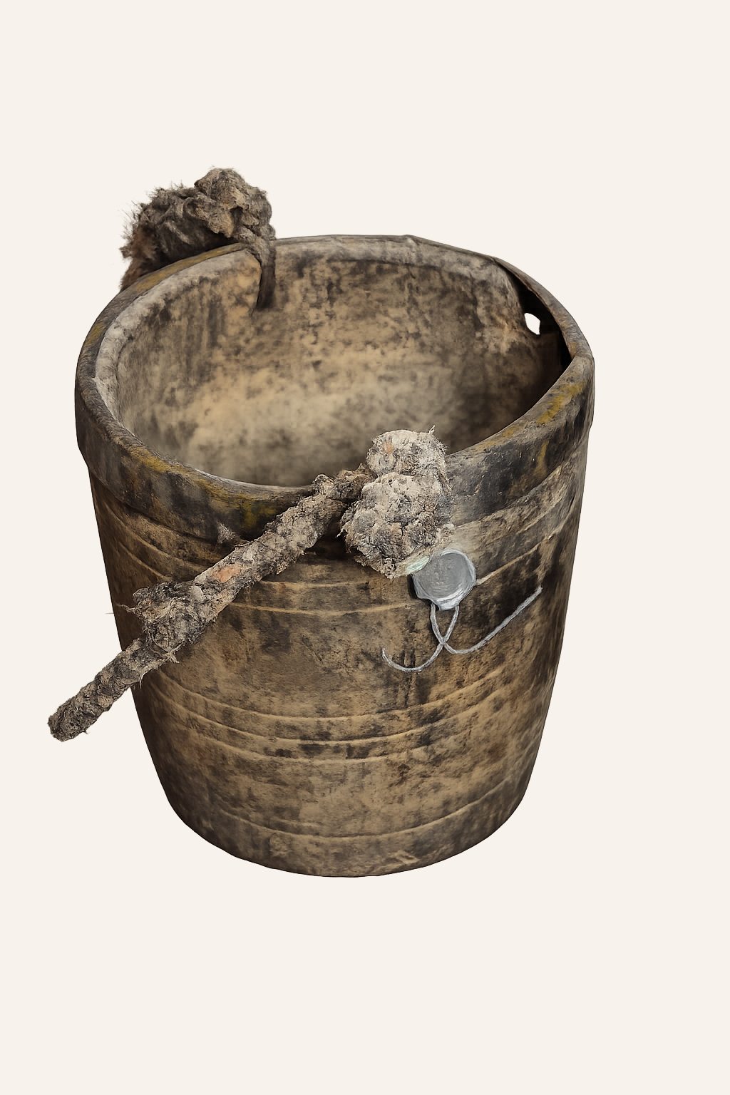 Authentieke oude houten emmer met touw, detail 2