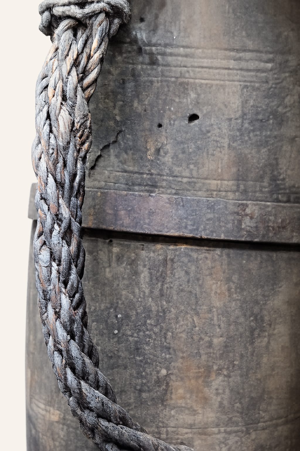 Oude Nepalese houten kruik met touw, detail 2