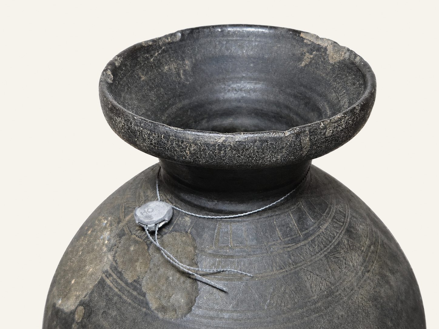 Authentieke kruik in zwart aardewerk met gegraveerde details, detail 2