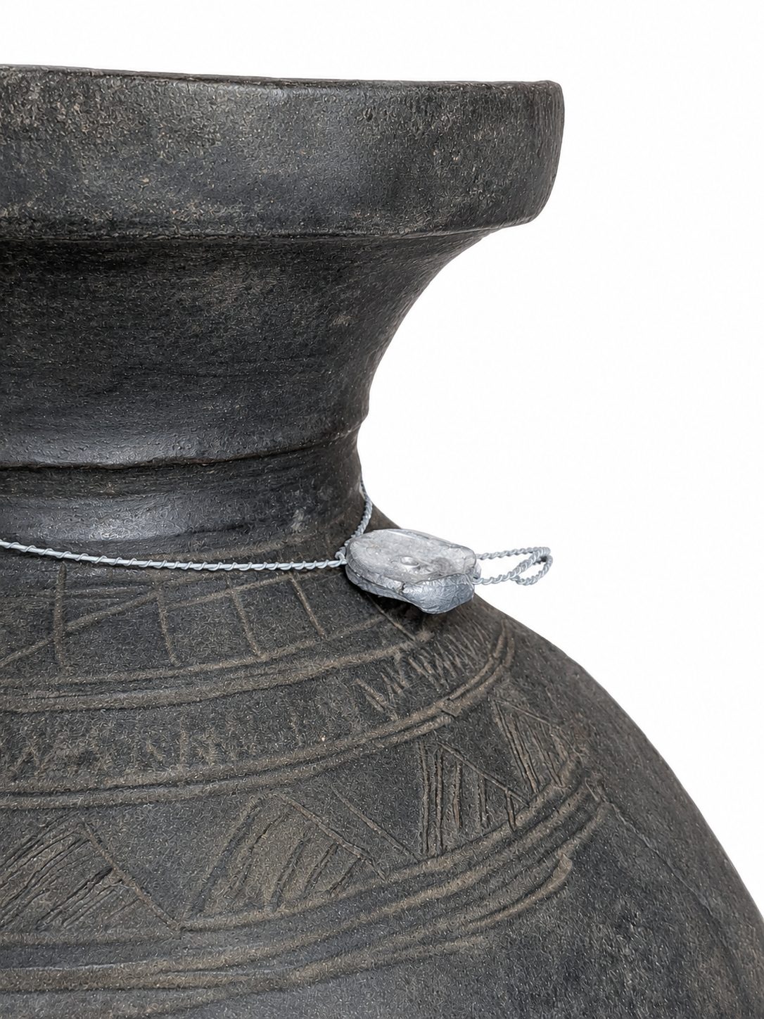 Authentieke kruik in zwart aardewerk met gegraveerde details, detail 3