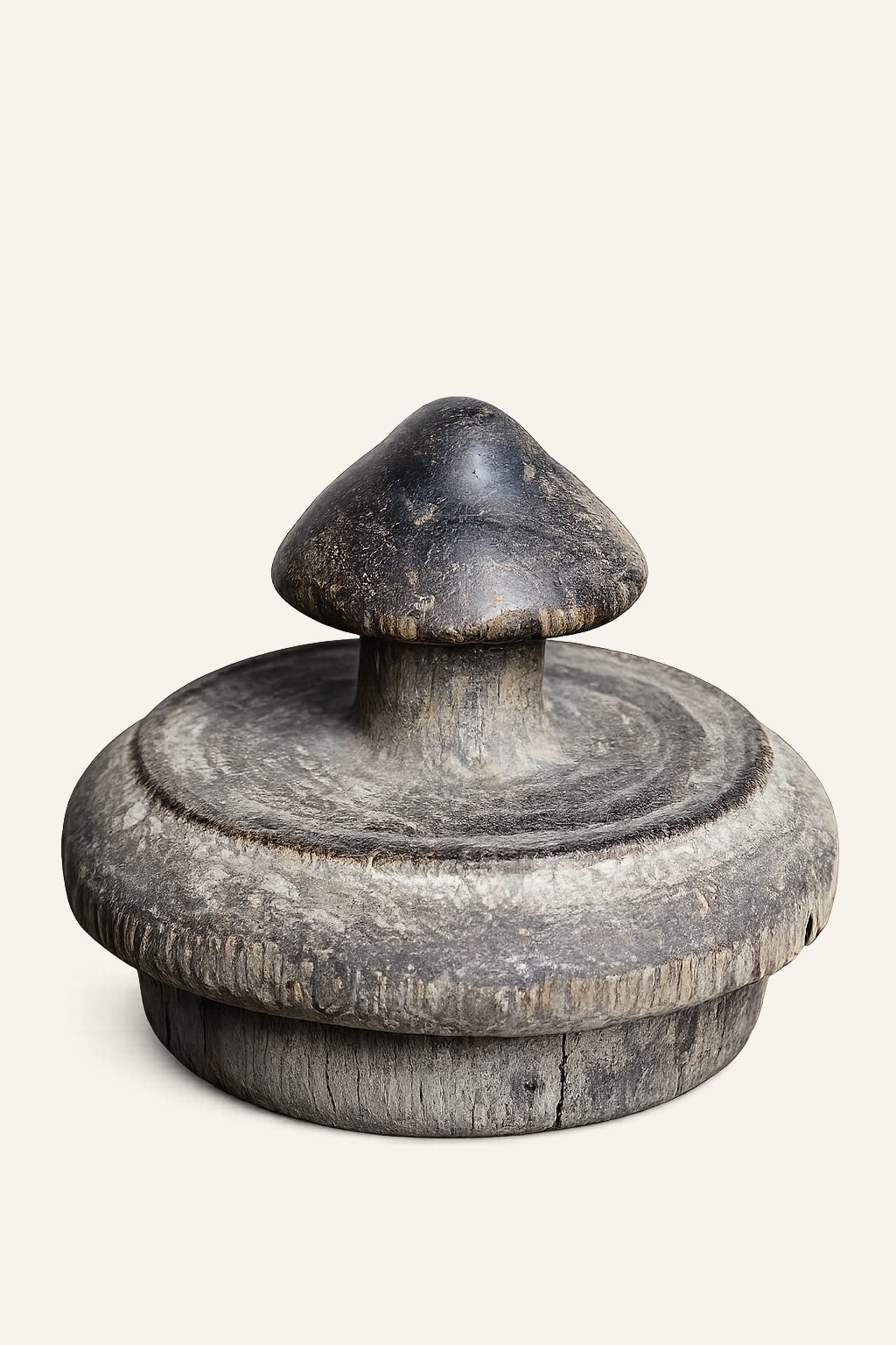 Authentieke houten kruik met deksel en metalen handgrepen, detail 3