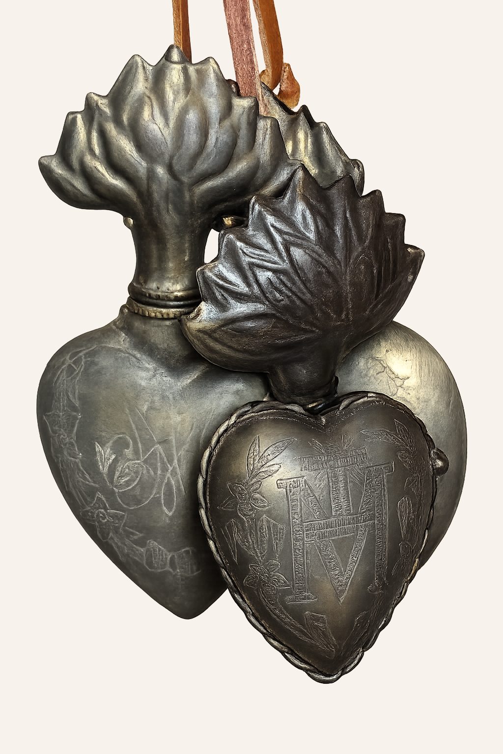 Decoratieve hartenhanger – verweerd metaal met leren koord, detail 2