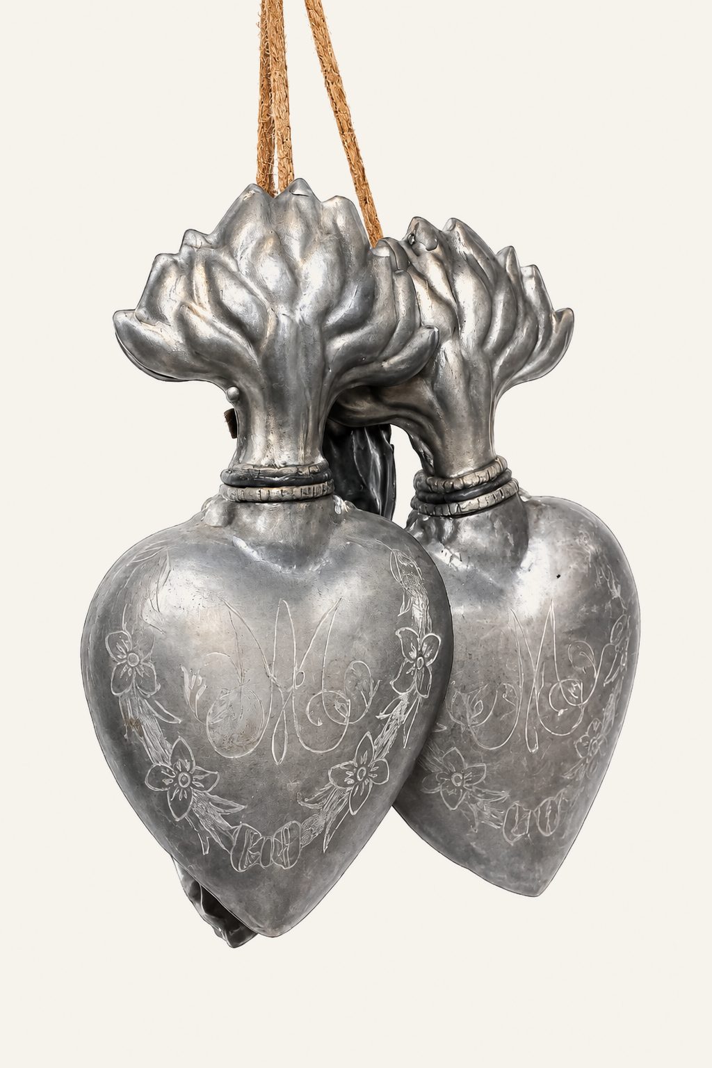Decoratieve hartenhanger – verweerd metaal met leren koord, detail 3