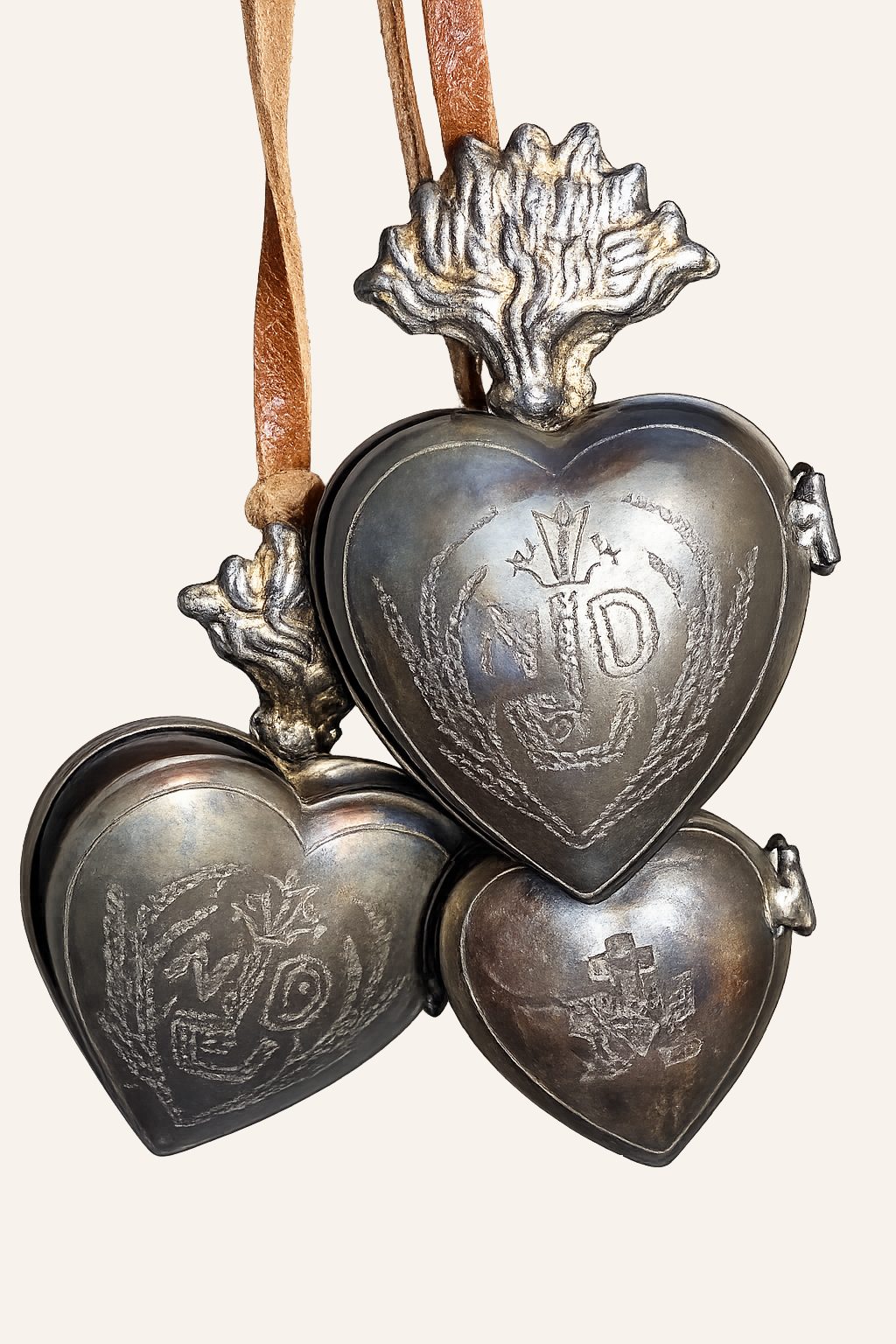 Decoratieve hartenhanger – verweerd metaal met leren koord, detail 2