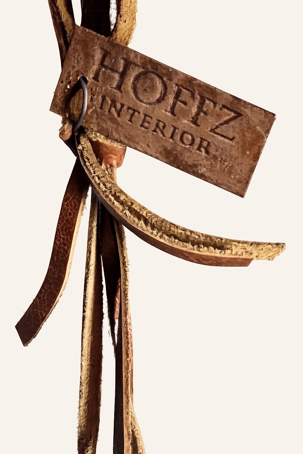 Decoratieve hartenhanger – verweerd metaal met leren koord, detail 3