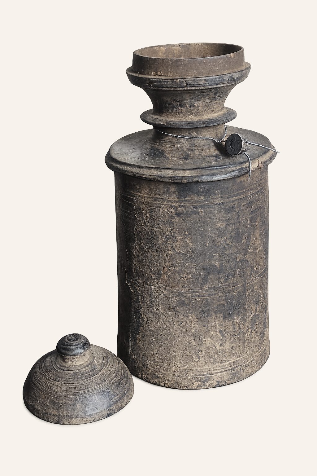 Authentieke Nepalese houten pot met deksel, detail 2