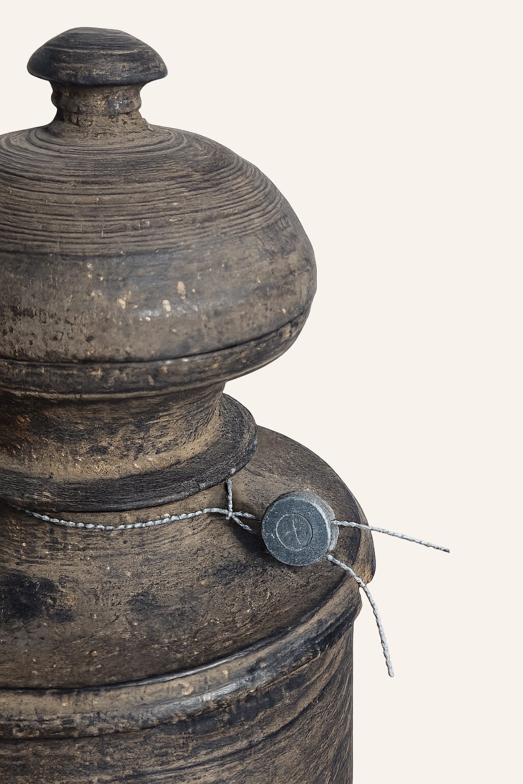 Authentieke Nepalese houten pot met deksel, detail 3