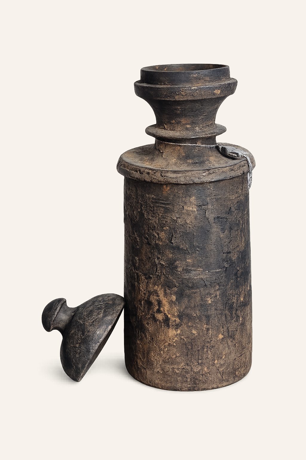 Authentieke Nepalese houten pot met deksel, detail 2