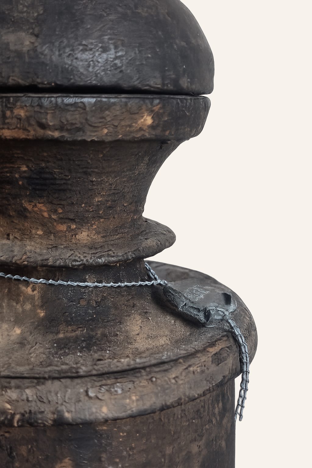 Authentieke Nepalese houten pot met deksel, detail 3