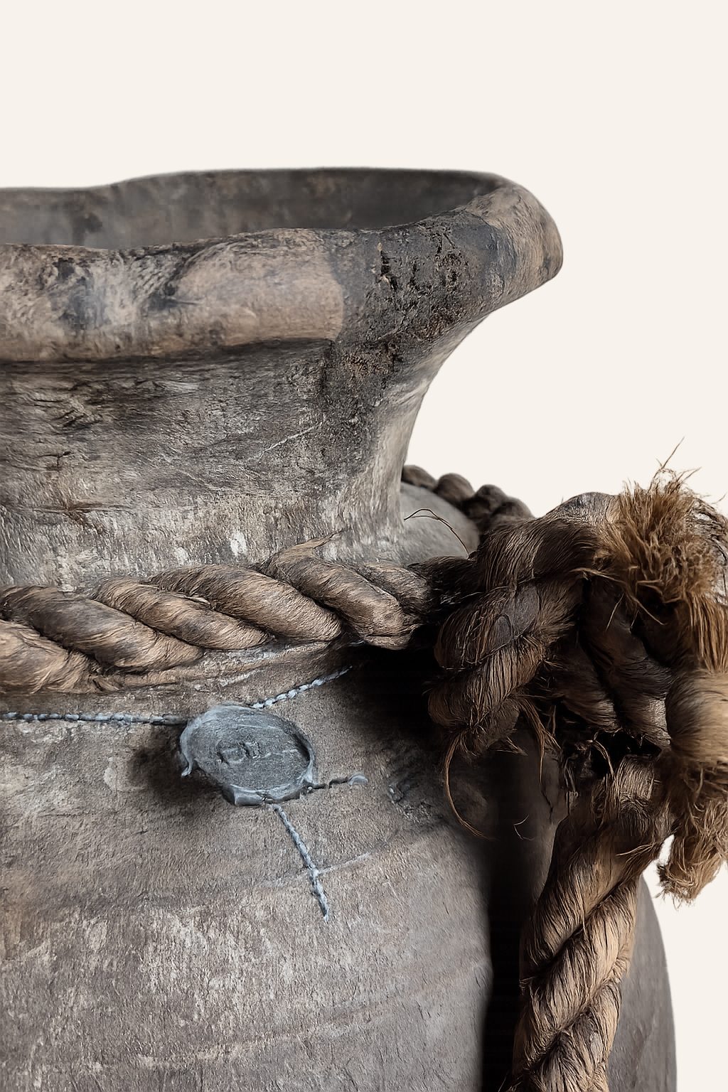 Stoere houten kruik met robuust touw, detail 2