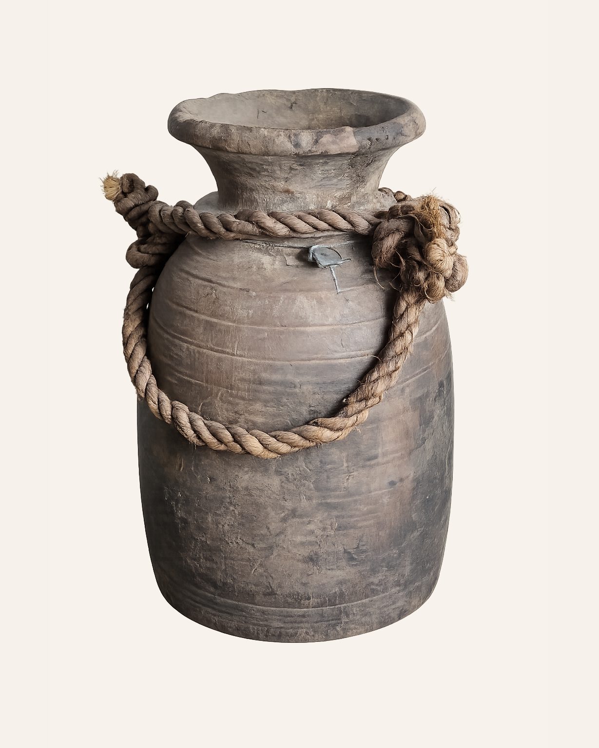 Stoere houten kruik met robuust touw, Hoffz, bij Mahieu&Merckx