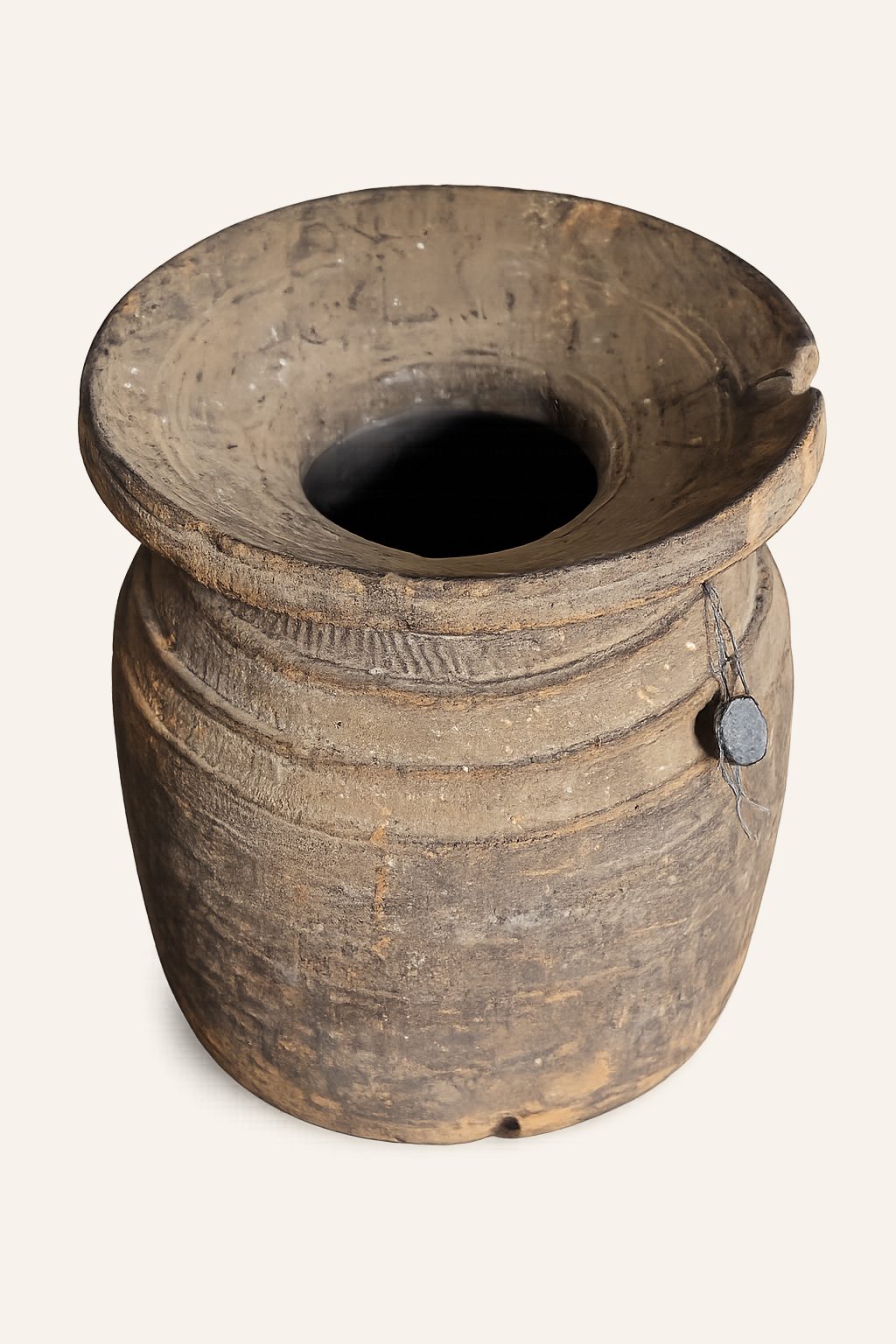 Oude houten pot met doorleefde patina, detail 2
