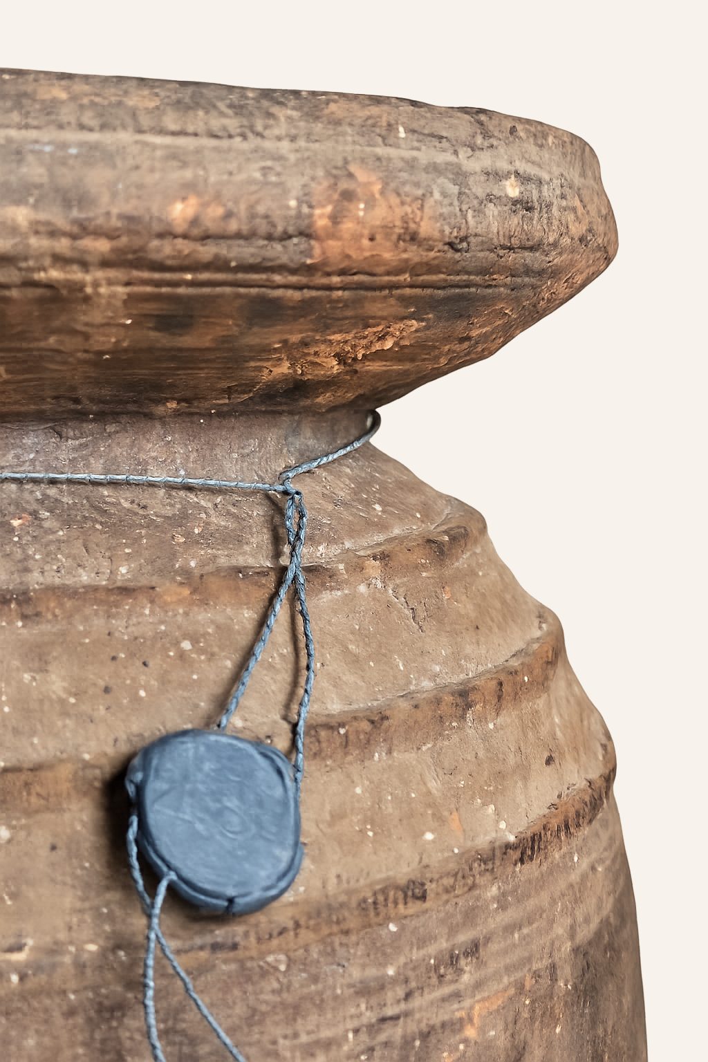 Oude houten pot met doorleefde patina, detail 3
