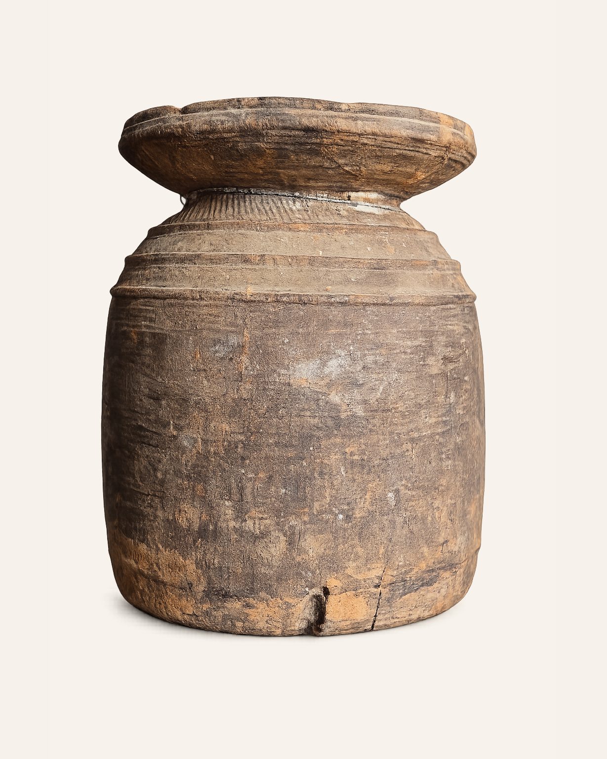 Oude houten pot met doorleefde patina, Hoffz, bij Mahieu&Merckx