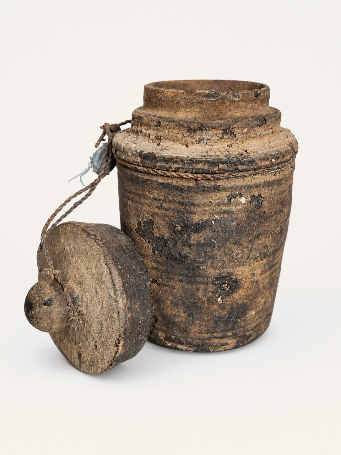 Oud houten kruikje met deksel, detail 2