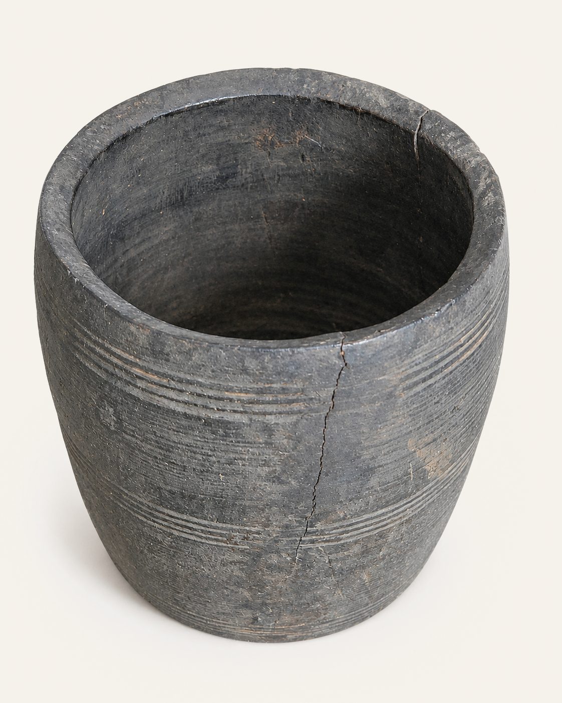 Authentieke oude  pot – donker doorleefd, detail 2