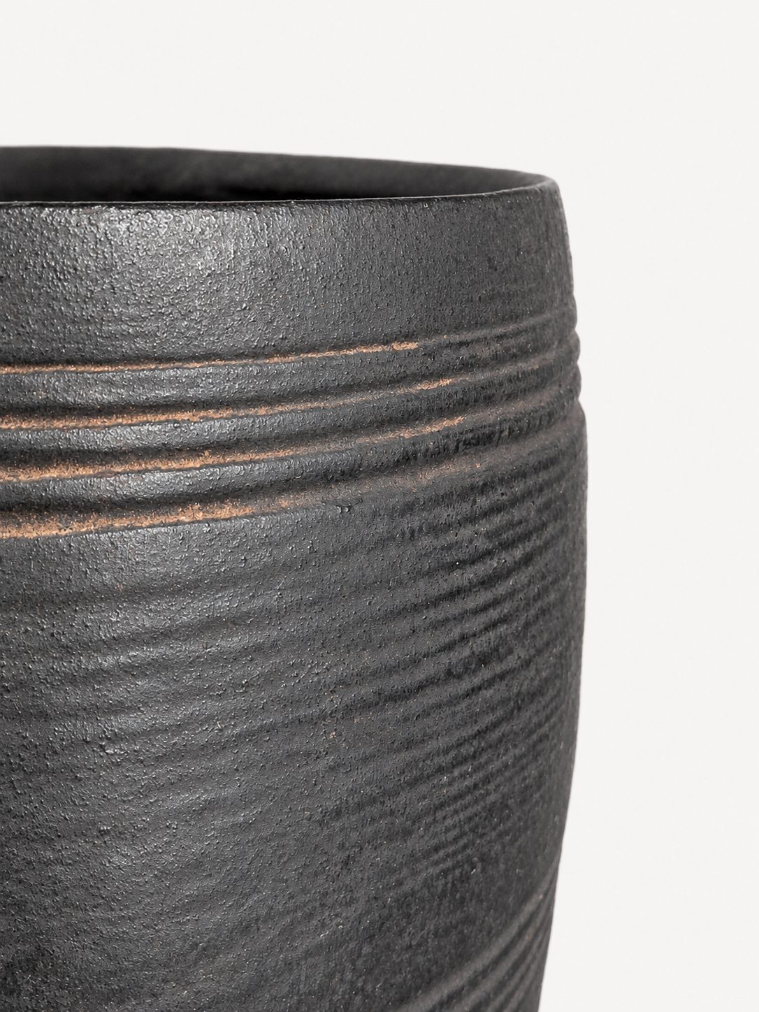Authentieke oude  pot – donker doorleefd, detail 3