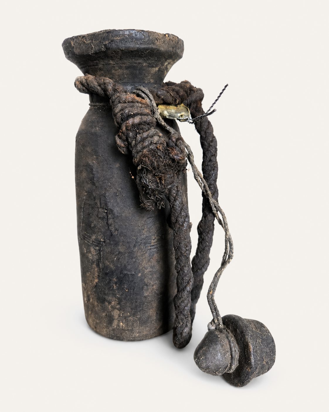 Oud houten potje met deksel en authentiek touw, detail 2