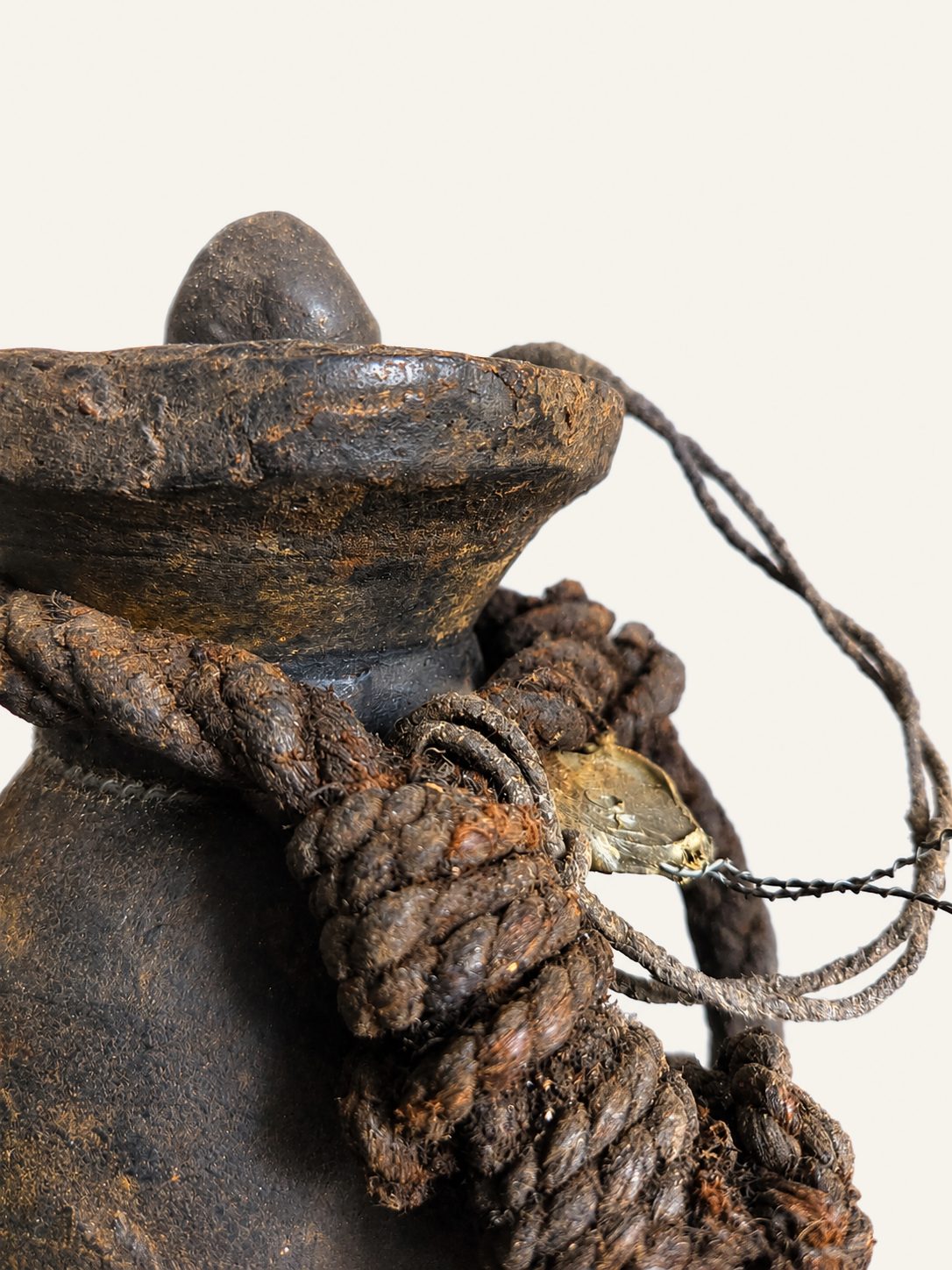 Oud houten potje met deksel en authentiek touw, detail 3