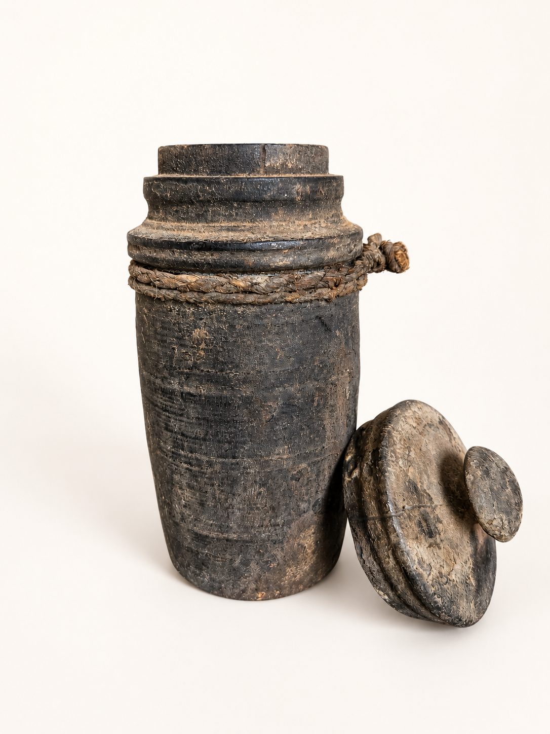 Oud houten potje met deksel, detail 2