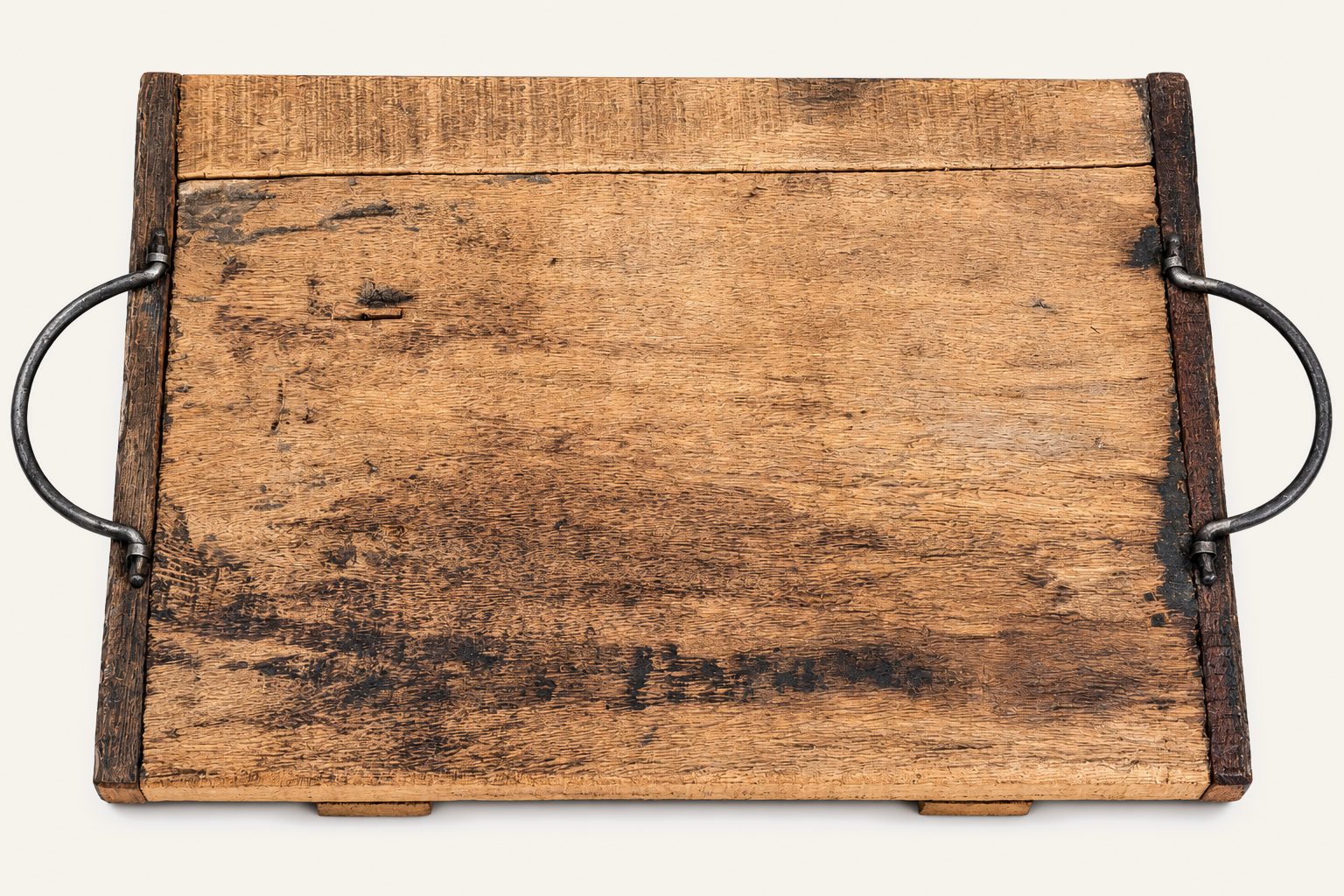 Oud rustiek houten dienblad met metalen handgrepen, detail 2